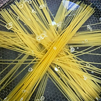 来蹭饭嘛？蒜香奶油虾仁意面做好啦！的做法图解2