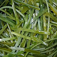 夏日必备凉菜，绝对颠覆你的味蕾——凉拌海带丝的做法图解1