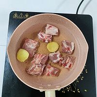 红烧排骨#名厨妙汁 红火到味 味达美·年味小馆期待您的光临#的做法图解2
