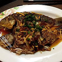 酸梅汁焖煮鲫鱼