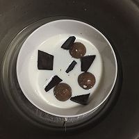 牛奶巧克力慕斯蛋糕的做法图解2