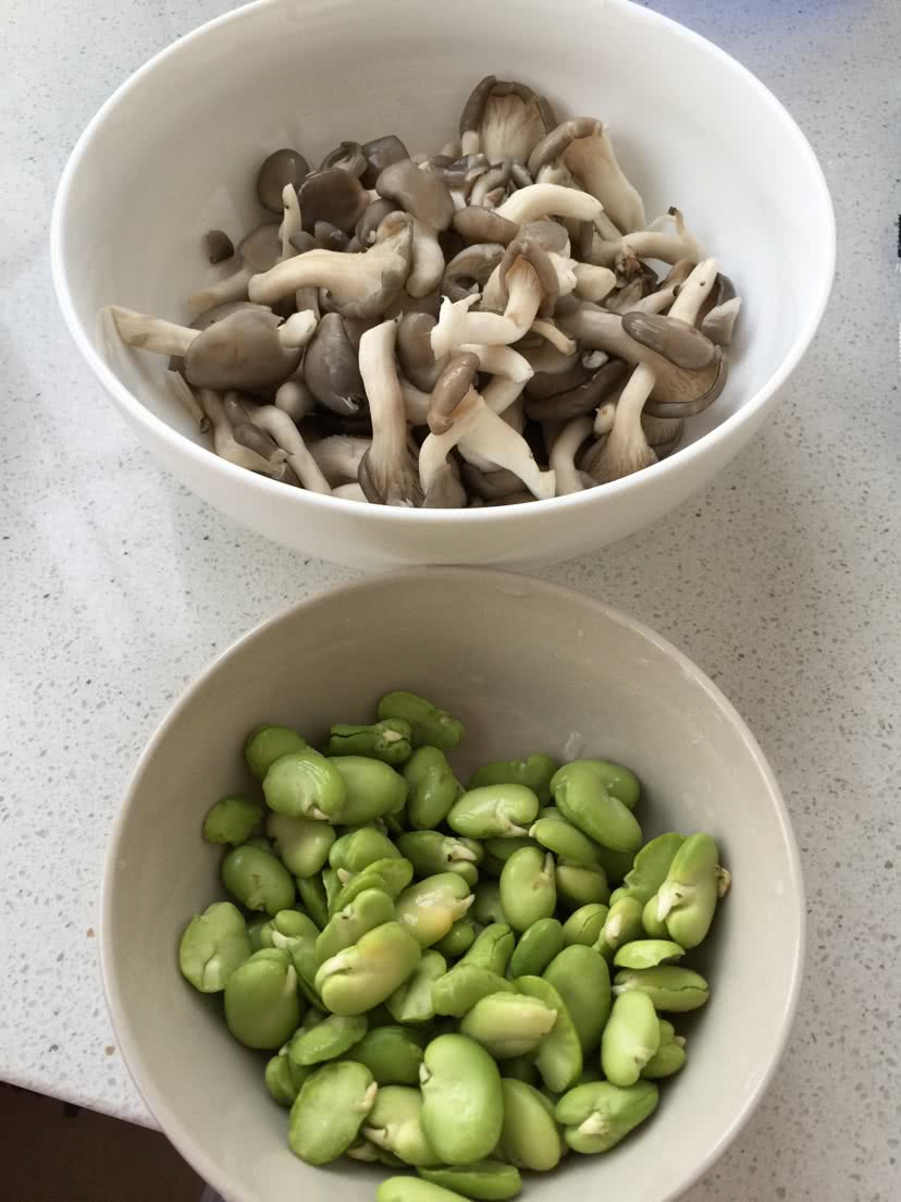 时蔬炒蘑菇的做法图解1