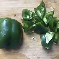 青椒土豆炒香肠的做法图解1