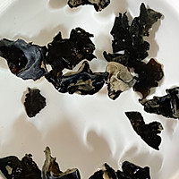 黑木耳胡萝卜炒肉的做法图解2