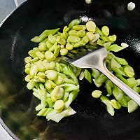 #轻食季怎么吃#芹菜炒蚕豆，好吃又健康的做法图解4