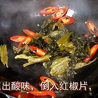 下里巴人的【酸菜荷包蛋】好吃下饭的做法图解4