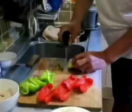 柿椒炒肉的做法