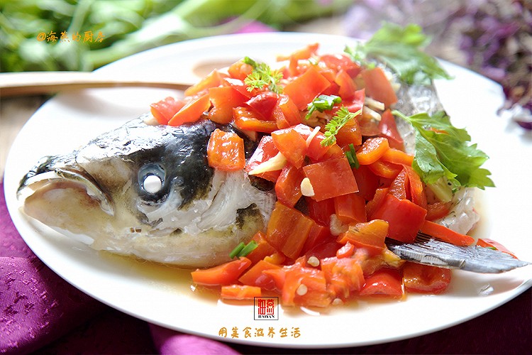自制剁椒蒸鱼头，又鲜又辣，胃口大开，米饭秒光光！的做法