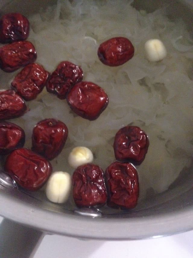 红枣莲子银耳汤的做法图解2