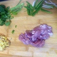 春色满盘～蒜苗炒肉的做法图解2