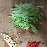 凉拌芹菜的做法图解1