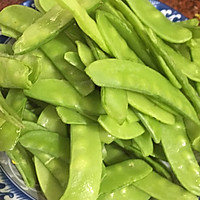 荷兰豆木耳炒菇的做法图解2