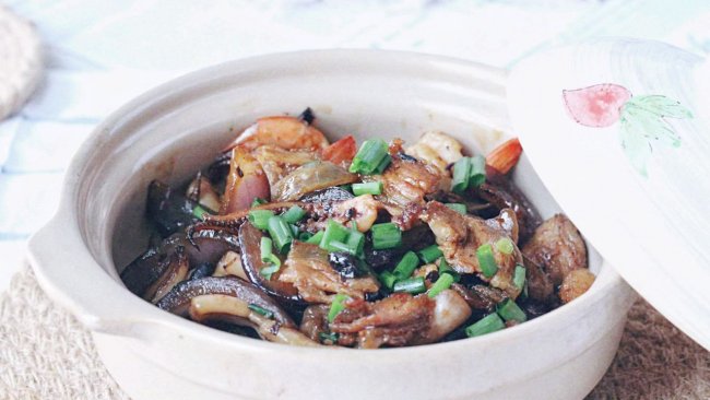 五花肉鱿鱼海鲜煲的做法