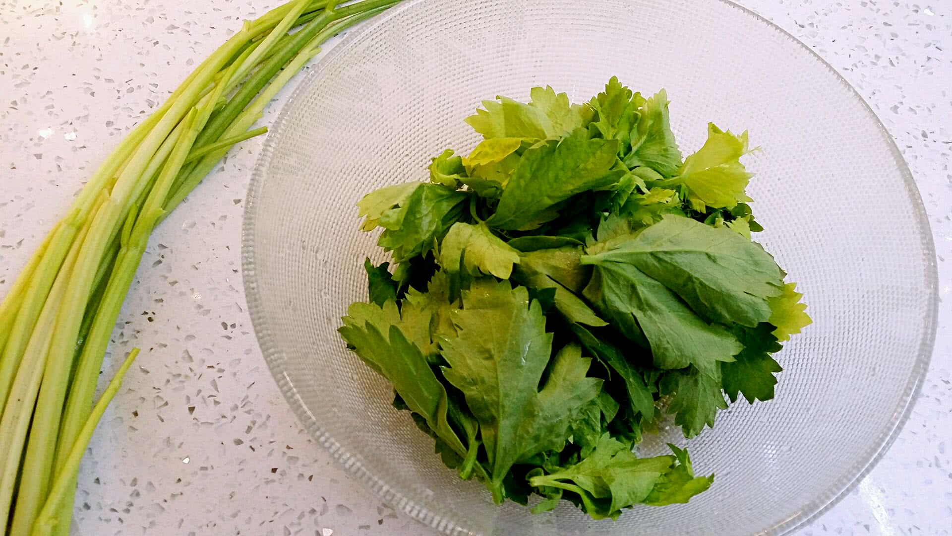 做这道蒸芹菜叶的菜时，首先要准备好必要的原料，芹菜叶，面粉一把，盐，蒜，生抽。香油、醋。