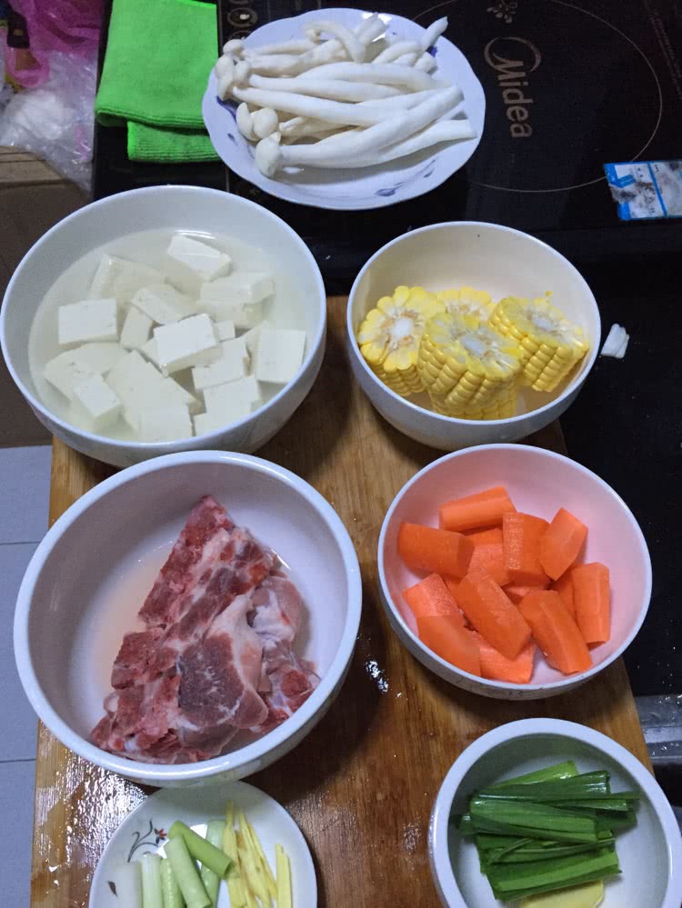 菌菇玉米炖排骨的做法图解1