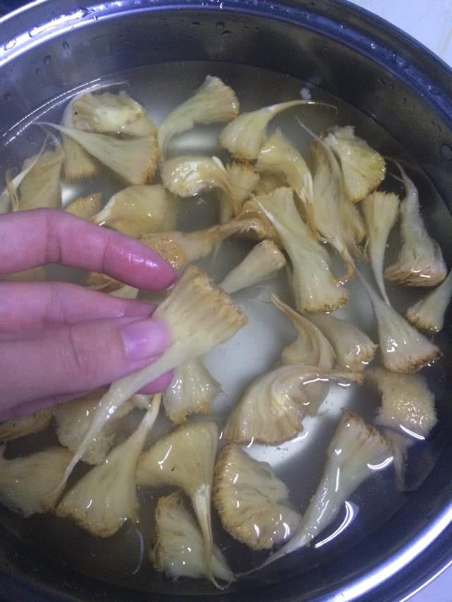 牛肉沫烧猴头菇的做法图解2