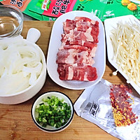 酸汤金针菇牛河肥牛锅的做法图解1
