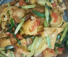 豆腐皮炒五花肉的做法