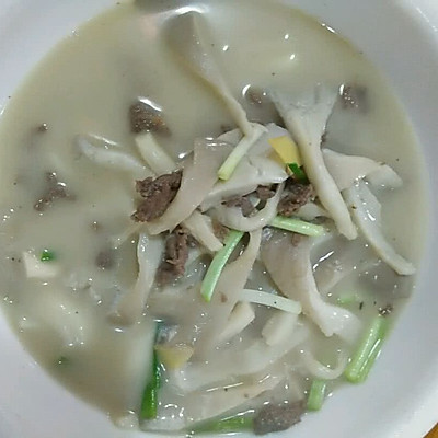 平菇绘牛肉汤