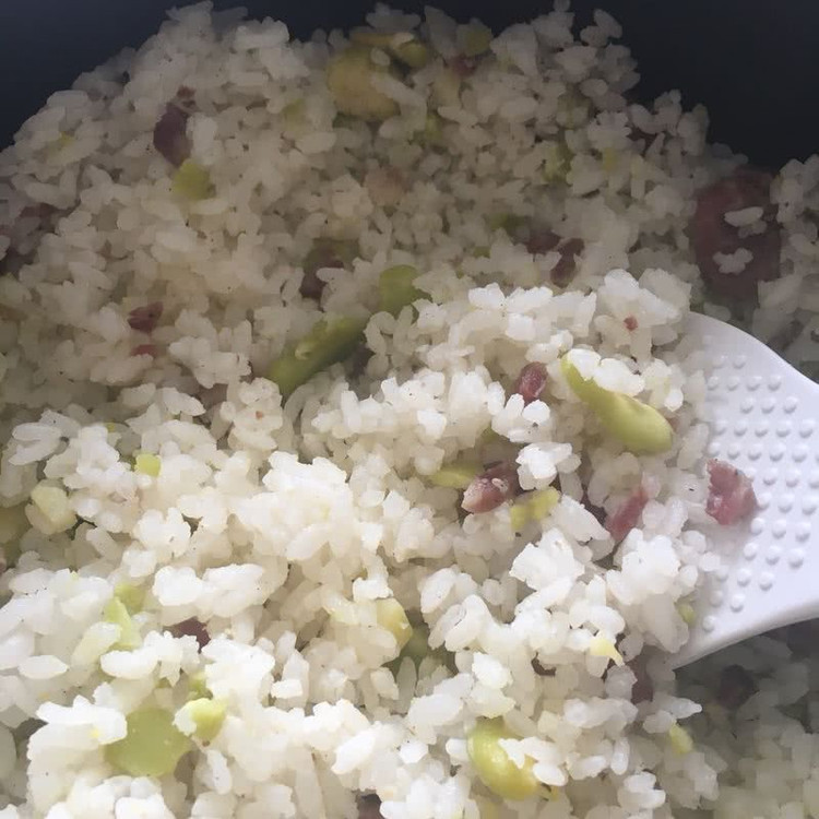 蚕豆焖饭的做法