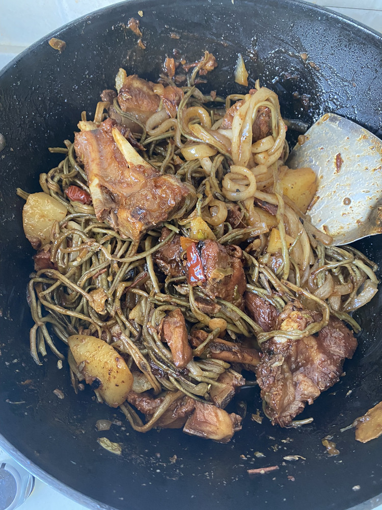排骨勾鸡儿干豆角的做法