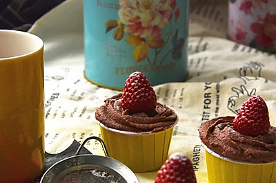 草莓装饰巧克力奶酪杯子蛋糕