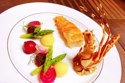 青龙虾配甜菜酸石榴酱