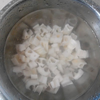 藕丁炒肉的做法图解2