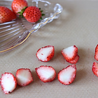 草莓麦片酸奶杯的做法图解1