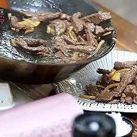 阳光晒得暖暖的 正适合来一份牛肉炒乌冬【微体兔闲情逸厨】的做法图解4