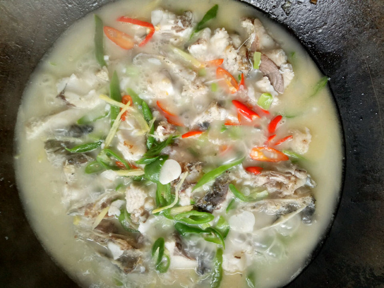 青椒草鱼汤的做法