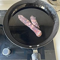 荷兰豆炒腊肠的做法图解1