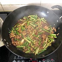 好吃到舔盘的蒜苔肉片焖面的做法图解11