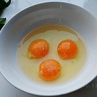 银丹草叶油煎蛋的做法图解2