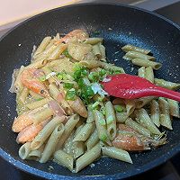 带子甜虾青酱意面的做法图解9