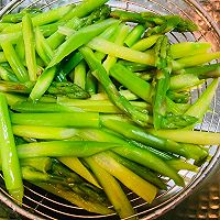 腊肠炒芦笋的做法图解5