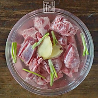 甜甜蜜蜜过新年，百香果烧排骨的做法图解1