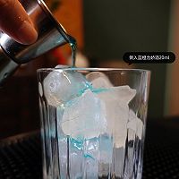 鸡尾酒特调酒单 《老师好～》｜百加得白朗姆&蓝橙的做法图解1