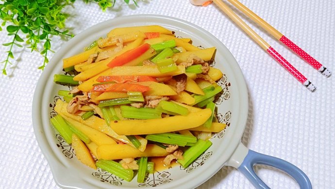 芹菜土豆炖五花肉