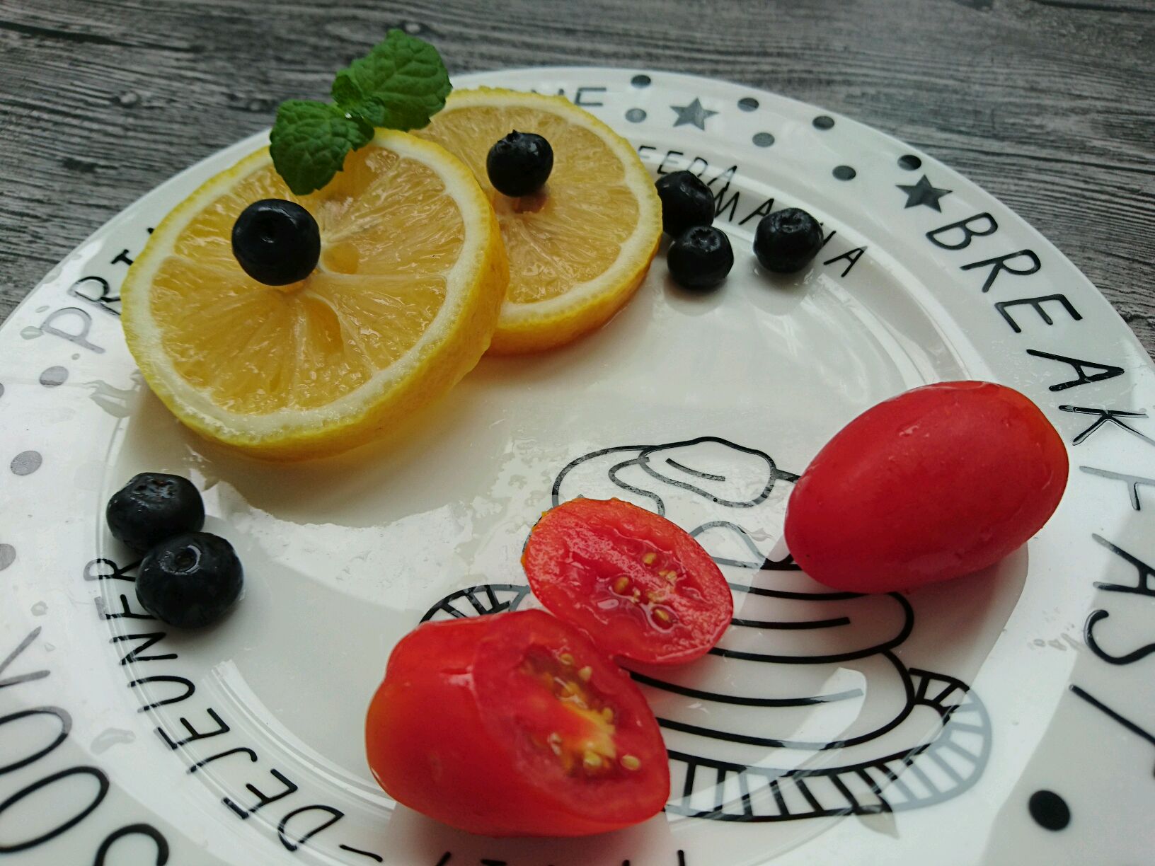 番茄兔子果盘怎么做_番茄兔子果盘的做法_豆果美食