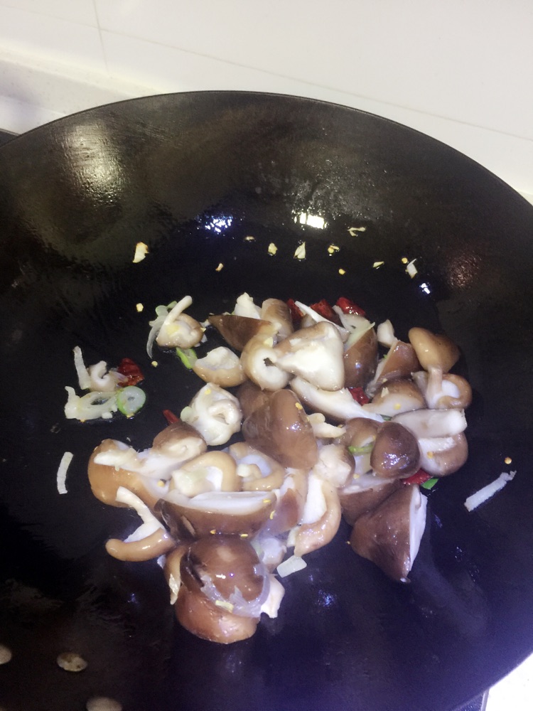 好吃好做的家常香菇油菜的做法图解5