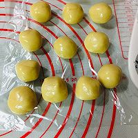 广式豆沙（蛋黄）月饼的做法图解6