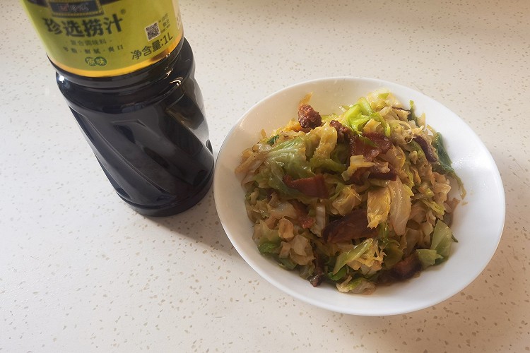 腊肉手撕卷心菜的做法