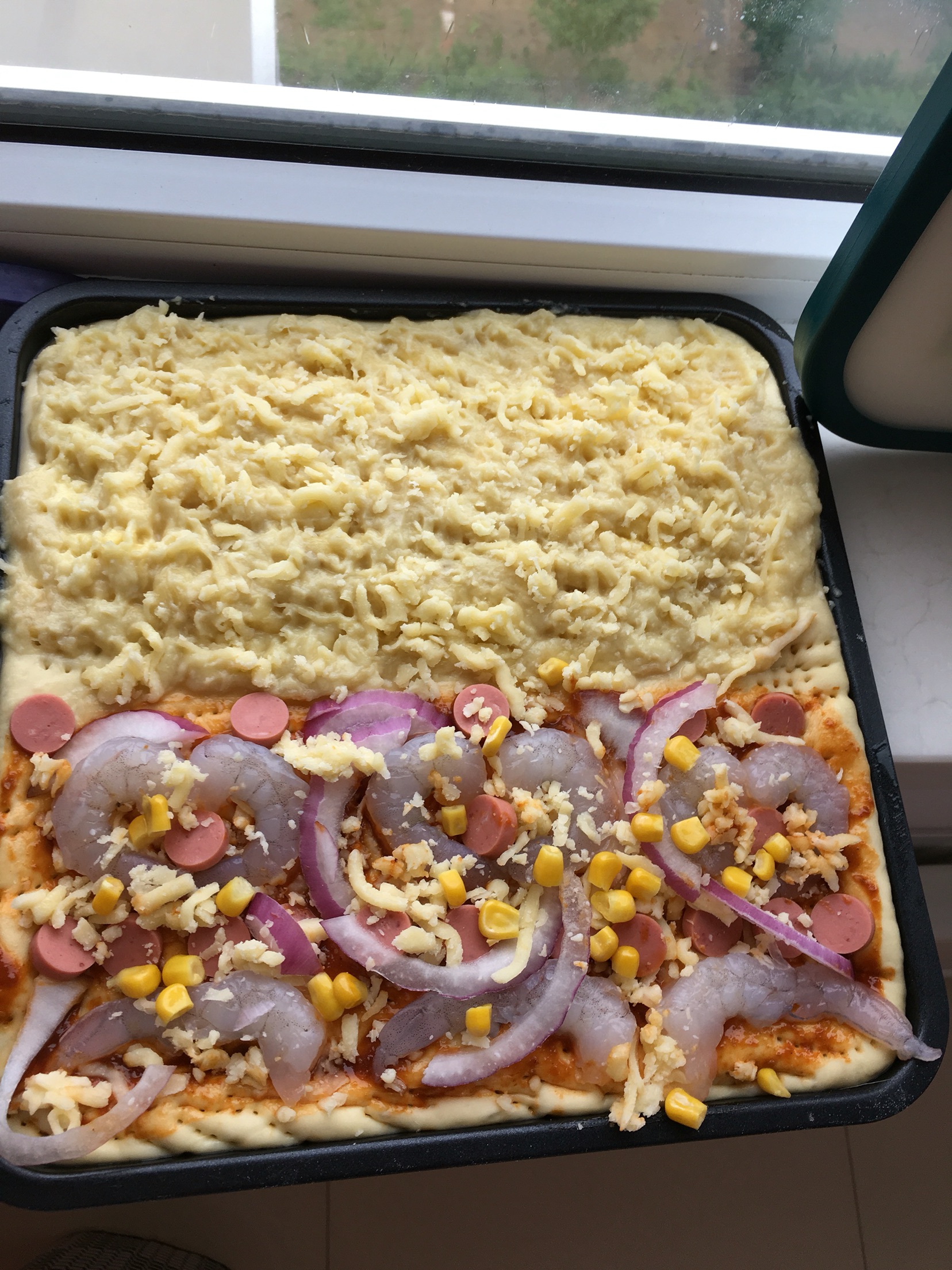 Fragrant durian pizza prawn pizza