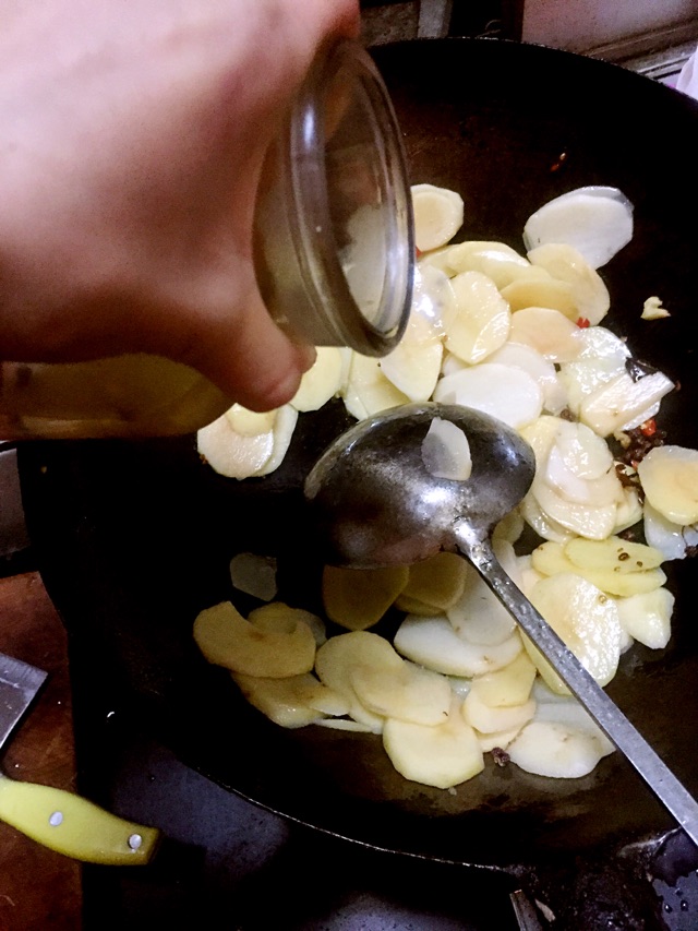 酸辣土豆片的做法图解3