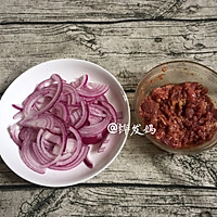 #少盐饮食 轻松生活#洋葱炒牛肉的做法图解1