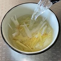 #给年味整点鲜的#玉米面酸菜馅蒸饺的做法图解4
