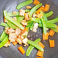 #仙女们的私藏鲜法大PK#荷兰豆炒肉的做法图解10