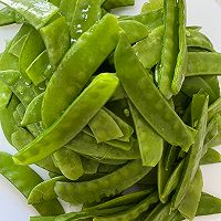荷兰豆炒腊肠的做法图解2