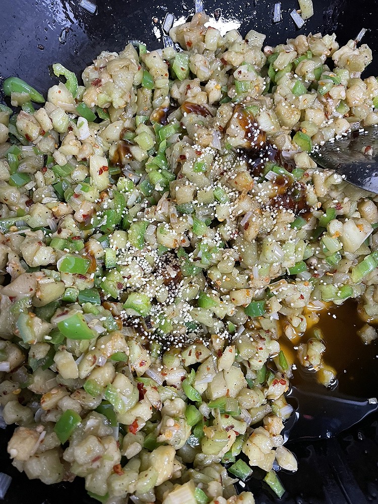 鲜香茄子包的做法